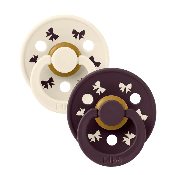 Εικόνα της ΠΙΠΙΛΕΣ BIBS COLOUR HOLIDAY BOW LATEX IVORY/PLUM